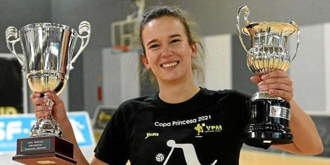 Aurora Tur levantando los dos trofeos obtenidos con el VP Madrid