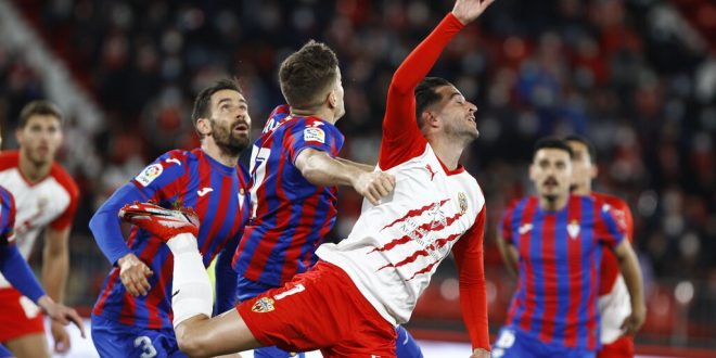 Juan Villar disputa un balón ante la defensa del Eibar | Javier Alonso (Diario Al día)