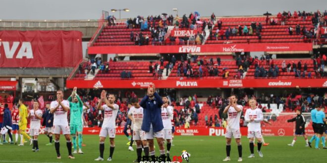 Los jugadores del FC Cartagena despidiendo a la afición en Granada