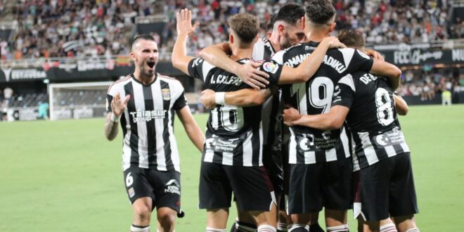 Los jugadores celebrando el gol de la victoria frente al Zaragoza
