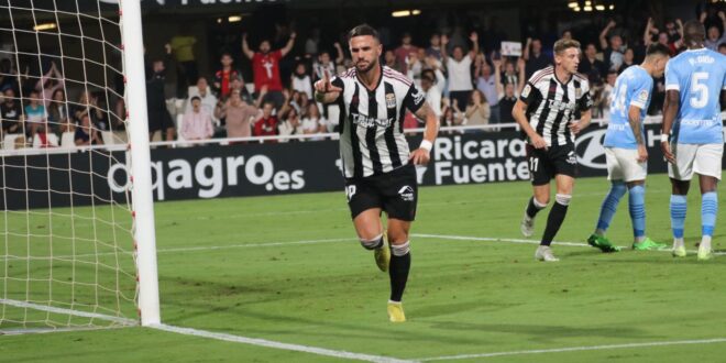 Sadiku celebrando un gol frente al Ibiza